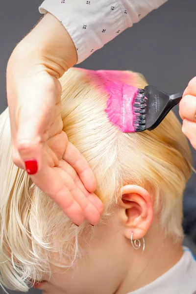 Нанесение Розового Красителя Расчёской Белые Волосы Молодой Блондинки Парикмахерской — стоковое фото
