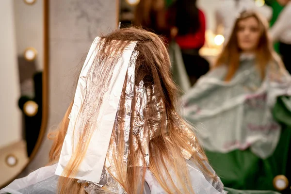 Bella Giovane Donna Caucasica Con Lamina Metallo Nei Capelli Mentre — Foto Stock