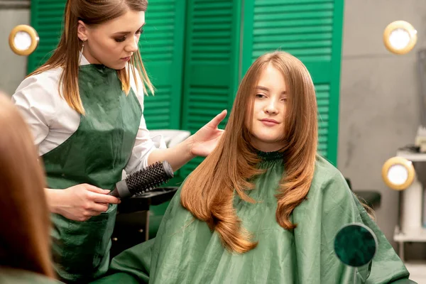 Cuidados Com Cabelo Profissional Jovem Ruiva Com Cabelos Longos Recebendo — Fotografia de Stock