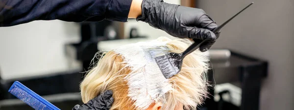 Kleur Wit Haar Met Haarverf Borstel Door Handen Van Hairstylist — Stockfoto