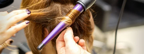 Hairstylist Makes Curls Hairstyle Long Brown Hair Curling Iron Hairdresser — 스톡 사진
