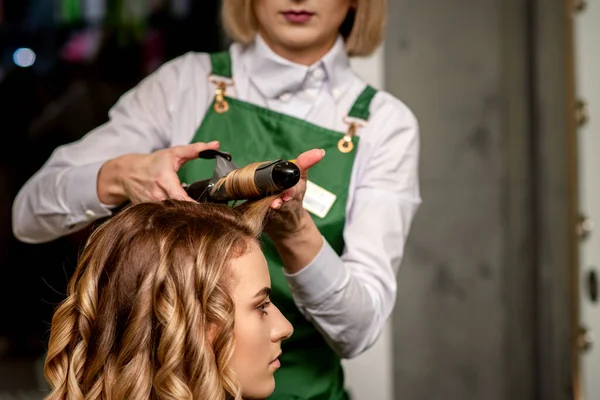 미용실에서 머리의 여성을 곱슬머리를 미용사 — 스톡 사진