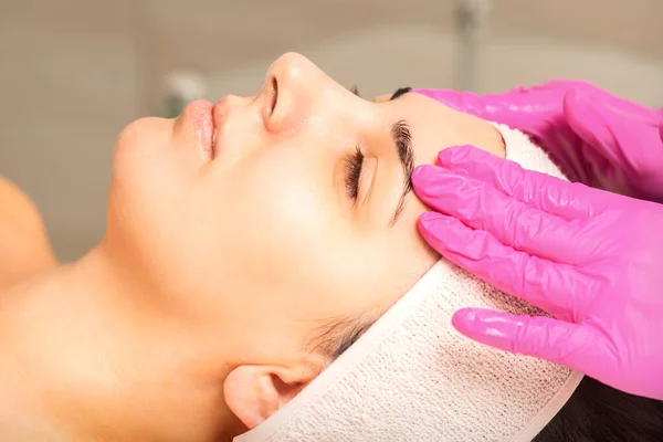 Kosmetolog Med Hansker Påfører Fuktighetsmaske Med Fløte Ansiktet Behandling Ansiktskosmetologi – stockfoto