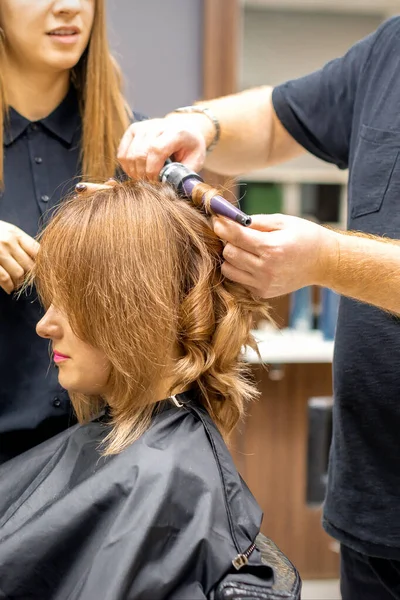 Deux Coiffeurs Font Des Boucles Coiffure Cheveux Longs Bruns Avec — Photo