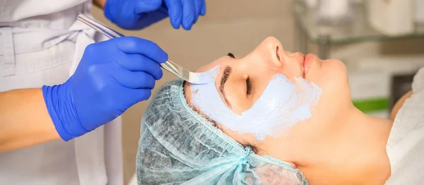Beautician Brush Applies Photochemical Glycolic Peeling Face Mask Female Patient — Foto Stock