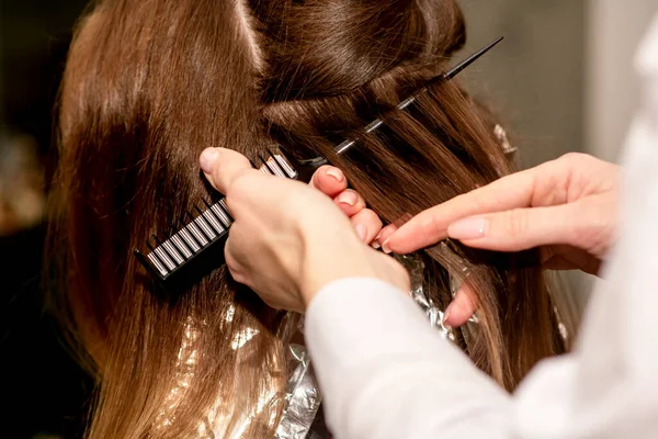 Les Mains Coiffeur Préparent Les Cheveux Bruns Pour Teinture Avec — Photo