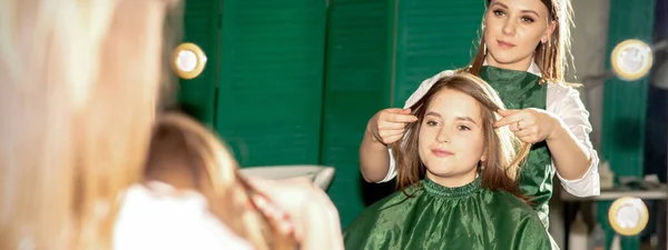 Cura Dei Capelli Professionale Bella Giovane Donna Bruna Caucasica Con — Foto Stock