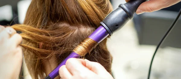 Hairstylist Makes Curls Hairstyle Long Brown Hair Curling Iron Hairdresser — Foto de Stock