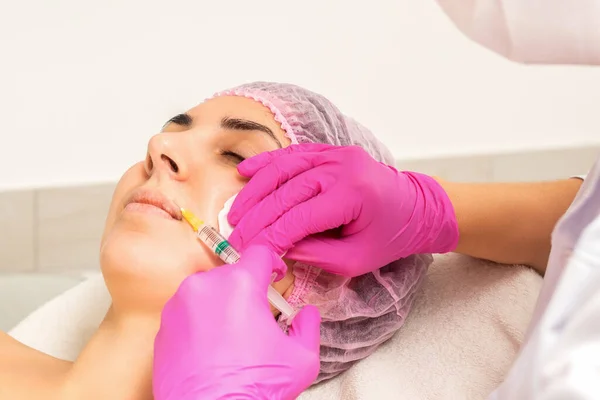 Junge Kaukasierin Bekommt Schönheitsklinik Botox Injektion Mit Hyaluronsäure Die Lippen — Stockfoto