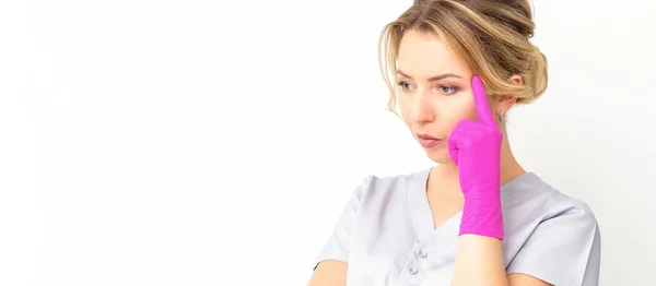 Young Caucasian Female Doctor Wearing Gloves Thoughtful Looking Away Isolated — 图库照片