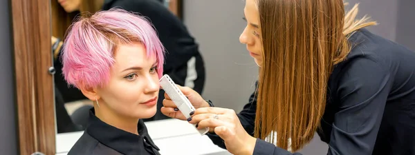 Hairdresser Comb Checking Out Fixing Short Pink Hairstyle Young White — Fotografia de Stock