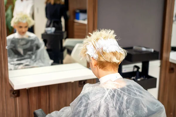 Colorir Cabelo Branco Com Tintura Cabelo Jovem Mulher Loira Caucasiana — Fotografia de Stock