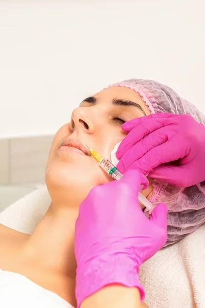 Mladá Běloška Dostává Botoxovou Injekci Kyselinou Hyaluronovou Rtů Kosmetické Klinice — Stock fotografie