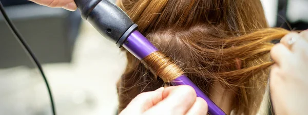 Hairstylist Makes Curls Hairstyle Long Brown Hair Curling Iron Hairdresser — Foto de Stock