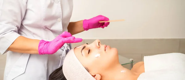 Kosmetikerin Mit Behandschuhten Händen Trägt Eine Feuchtigkeitsspendende Maske Mit Peeling — Stockfoto