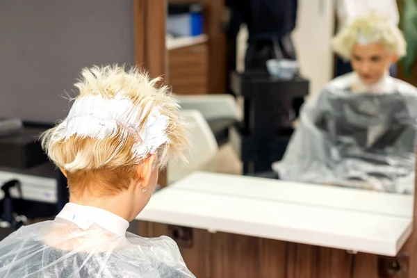 Zbarvení Bílé Vlasy Barvením Vlasů Mladé Kavkazské Blondýny Sedí Kadeřnictví — Stock fotografie
