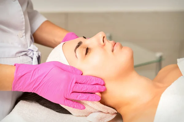 Cosmetologist Gloved Hands Applies Moisturizing Mask Peeling Cream Female Face — Stock Photo, Image