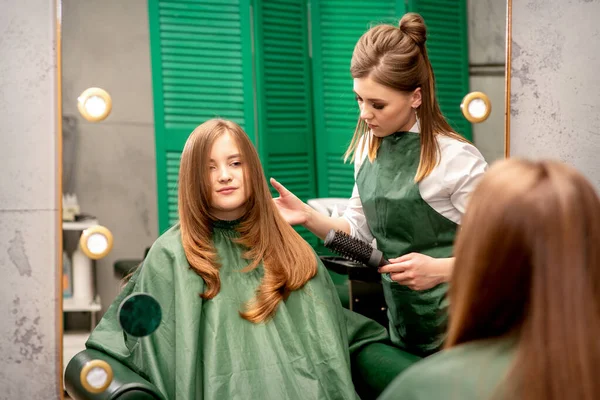 Profesjonalna Pielęgnacja Włosów Młoda Kobieta Rudowłosa Długimi Włosami Otrzymująca Fryzurę — Zdjęcie stockowe