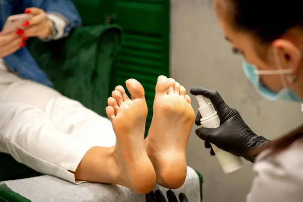 Kadın Pedikür Yaptırıyor Pedikür Yaptırıyor Kadın Ayaklarını Nemlendiriyor Güzellik Salonunda — Stok fotoğraf