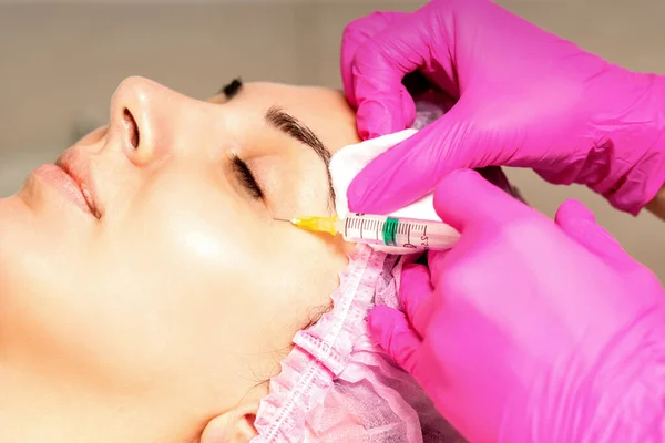 Young White Woman Getting Rejuvenating Facial Injections Hyaluronic Acid Eye — Stockfoto