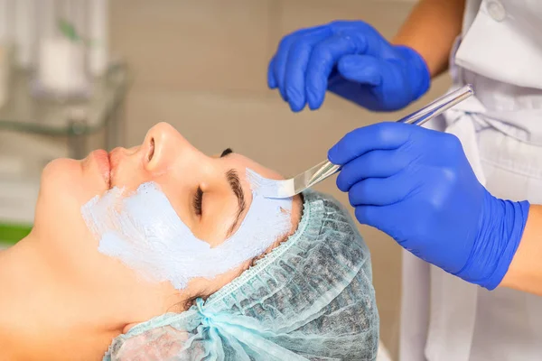 Beautician Brush Applies Photochemical Glycolic Peeling Face Mask Female Patient — Stockfoto