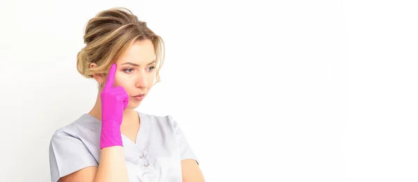 Young Caucasian Female Doctor Wearing Gloves Thoughtful Looking Away Isolated — Fotografia de Stock