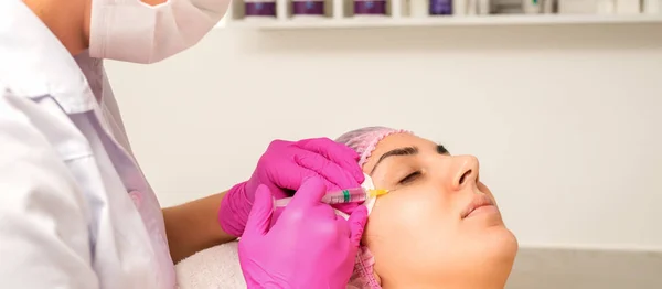 Young White Woman Getting Rejuvenating Facial Injections Hyaluronic Acid Eye — Fotografia de Stock