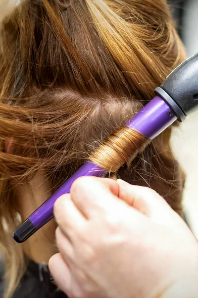 Hairstylist Makes Curls Hairstyle Long Brown Hair Curling Iron Hairdresser — Zdjęcie stockowe