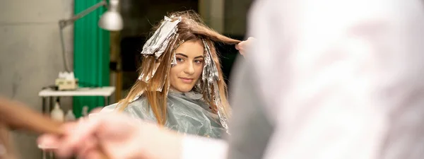 Ritratto Una Bella Giovane Donna Caucasica Che Sorride Tingendosi Capelli — Foto Stock