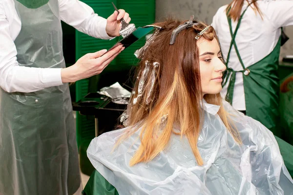 Female Hairdresser Dyes Hair Young Caucasian Woman Brush Foil Beauty — Stock Photo, Image