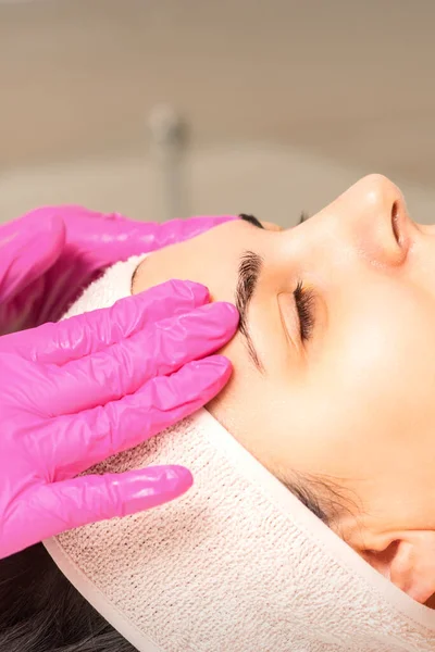 Kosmetikerin Mit Behandschuhten Händen Trägt Eine Feuchtigkeitsspendende Maske Mit Peeling — Stockfoto