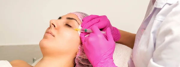 Young White Woman Getting Rejuvenating Facial Injections Hyaluronic Acid Eye — Stock fotografie