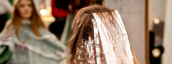 Piękna Młoda Biała Kobieta Folią Włosach Podczas Farbowania Włosów Siedzi — Zdjęcie stockowe