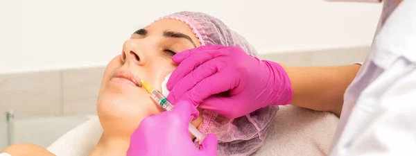 Young Caucasian Woman Getting Botox Injection Hyaluronic Acid Lips Beauty — Stock Photo, Image