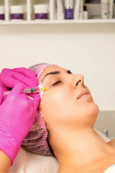 Young White Woman Getting Rejuvenating Facial Injections Hyaluronic Acid Eye — Fotografia de Stock