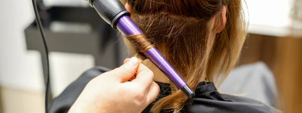 Hairstylist Makes Curls Hairstyle Long Brown Hair Curling Iron Hairdresser — Stockfoto