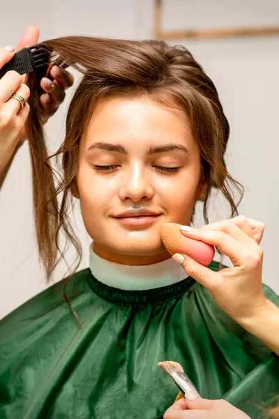 Makeup Artist Hairdresser Prepare Bride Making Hairstyle Makeup Beauty Salon — Stock Photo, Image