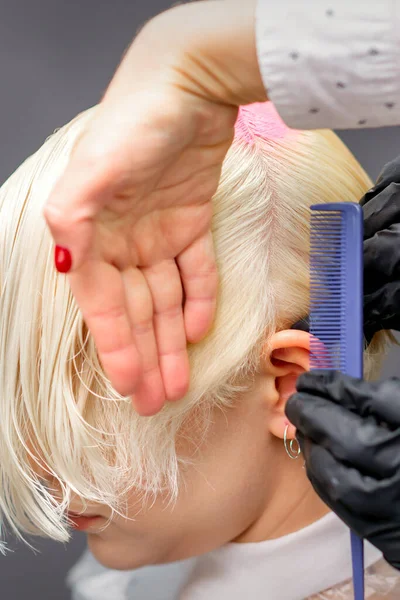 Combing Hair Comb Dyeing White Hair Young Blonde Woman Hairdresser — Stock Photo, Image