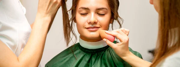 Makeup Artist Hairdresser Prepare Bride Making Hairstyle Makeup Beauty Salon — Stok fotoğraf