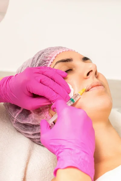 Mulher Branca Jovem Recebendo Injeção Botox Com Ácido Hialurônico Nos — Fotografia de Stock