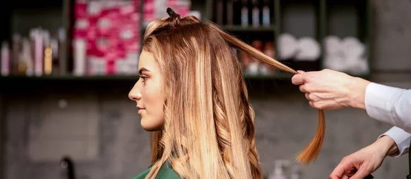 Professionelle Haarpflege Schöne Junge Kaukasische Blonde Frau Mit Langen Haaren — Stockfoto