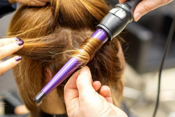 Hairstylist Makes Curls Hairstyle Long Brown Hair Curling Iron Hairdresser — Zdjęcie stockowe