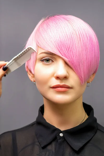 Female Hairdresser Combing Dyed Pink Short Hair Young Woman Dark — Zdjęcie stockowe