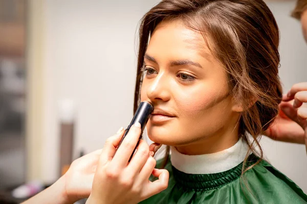 Vacker Ung Brunett Kvinna Som Får Makeup Med Stick Concealer — Stockfoto