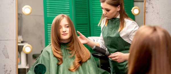 Profesjonalna Pielęgnacja Włosów Młoda Kobieta Rudowłosa Długimi Włosami Otrzymująca Fryzurę — Zdjęcie stockowe