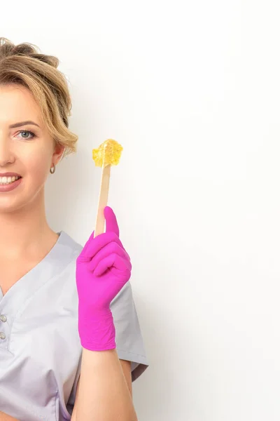 Mestre Remoção Cabelo Açúcar Mantém Pasta Açúcar Amarela Líquida Cera — Fotografia de Stock