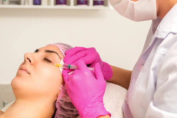 Young White Woman Getting Rejuvenating Facial Injections Hyaluronic Acid Eye — Stockfoto