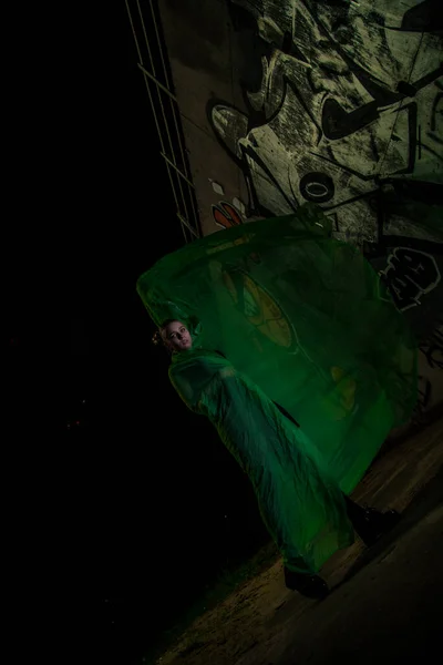 Дівчина Позує Зеленому Малювання Темному Фоні — стокове фото