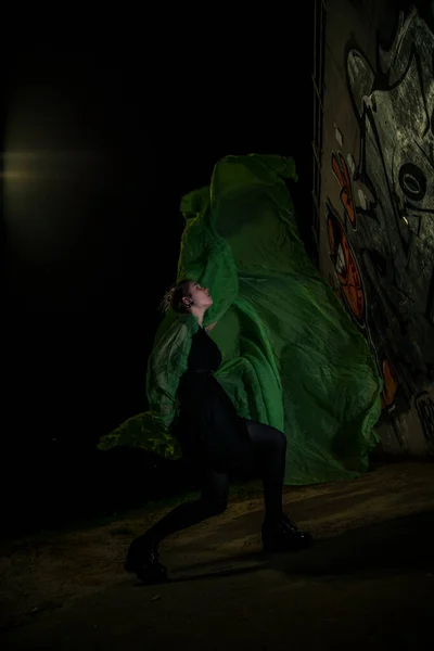 Chica Posando Verde Drapeado Sobre Fondo Oscuro — Foto de Stock