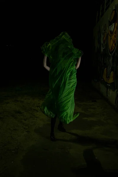 Meisje Poseren Groen Draperen Donkere Achtergrond — Stockfoto